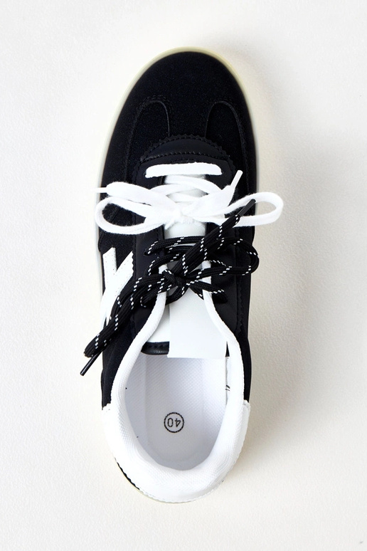 Tênis pretos com plataforma e detalhe...