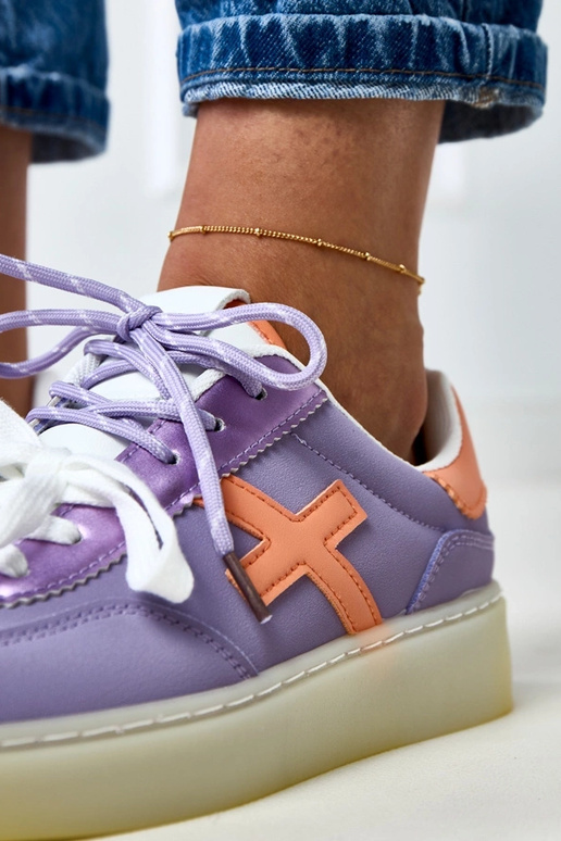 Tênis roxos com plataforma e detalhe...