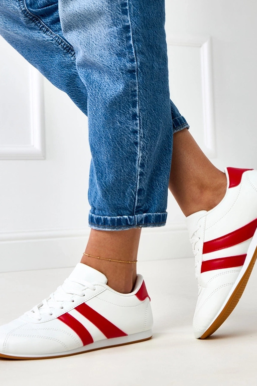 Tênis brancos tipo tênis com detalhe...