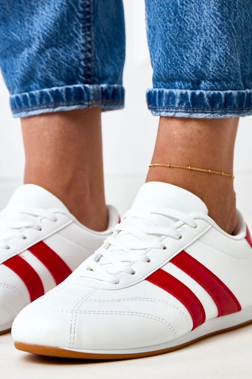 Tênis brancos tipo tênis com detalhe...