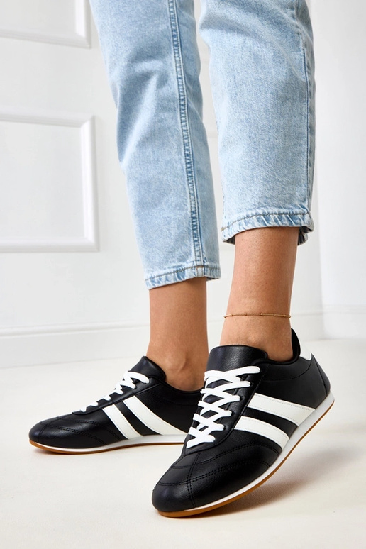 Tênis pretos tipo tênis com detalhe...