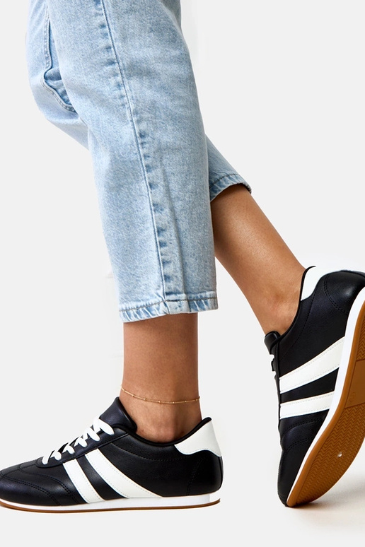 Tênis pretos tipo tênis com detalhe...