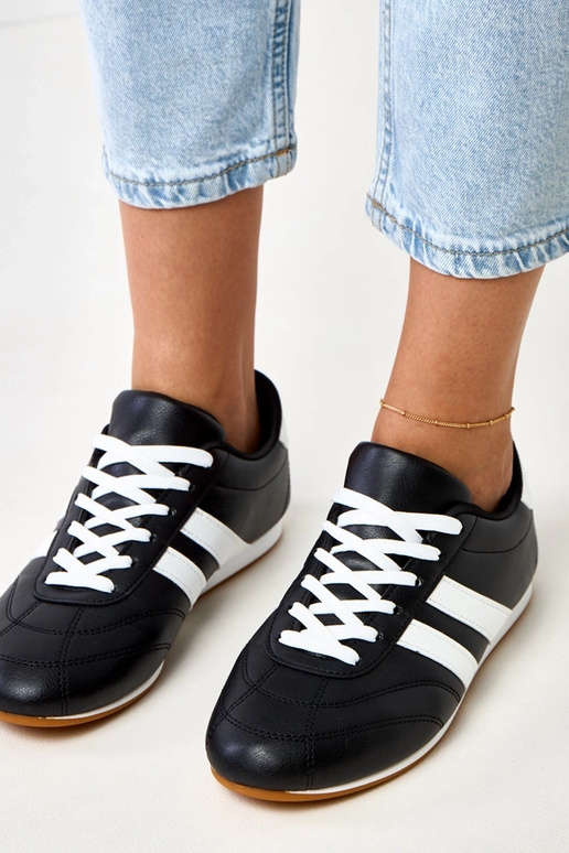 Tênis pretos tipo tênis com detalhe...