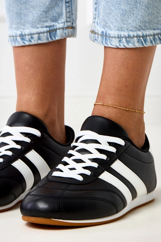 Tênis pretos tipo tênis com detalhe...