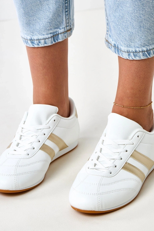 Tênis brancos tipo tênis com detalhe...