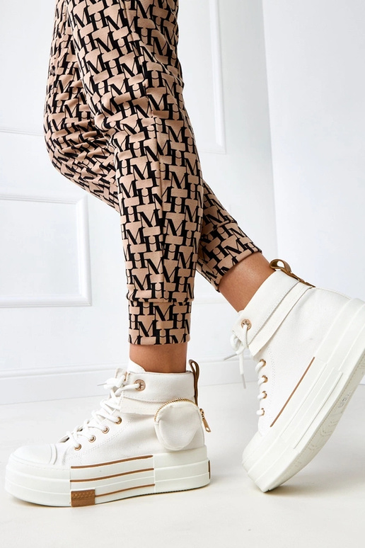 Tênis brancos altos com plataforma e... Tênis brancos altos com plataforma e...