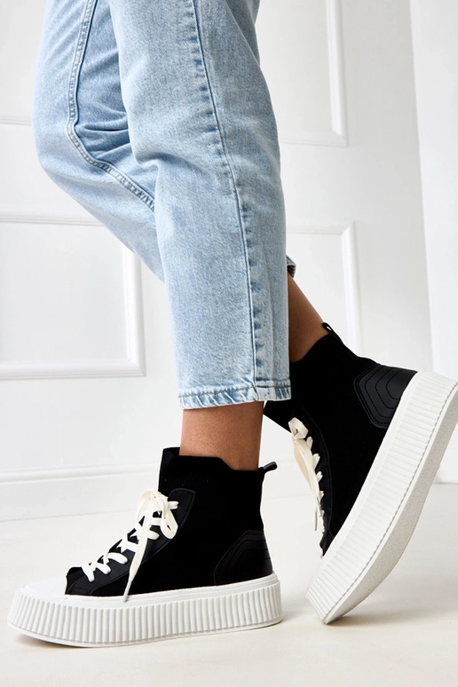 Tênis de cano baixo preto com estilo... Tênis de cano baixo preto com estilo...