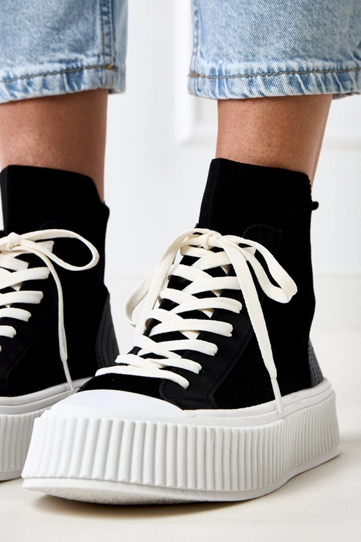 Tênis de cano baixo preto com estilo... Tênis de cano baixo preto com estilo...