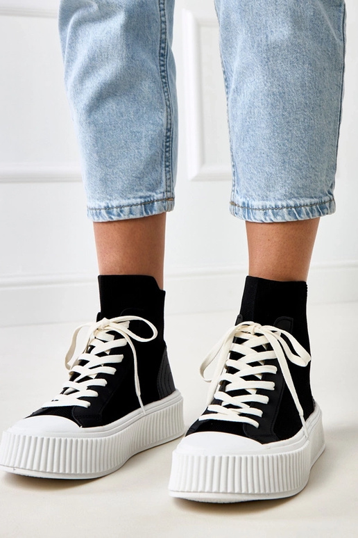 Tênis de cano baixo preto com estilo... Tênis de cano baixo preto com estilo...