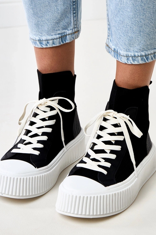 Tênis de cano baixo preto com estilo... Tênis de cano baixo preto com estilo...