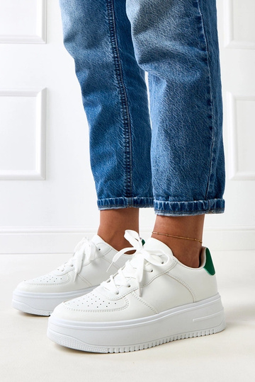 Tênis brancos com...