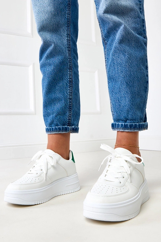 Tênis brancos com plataforma e...