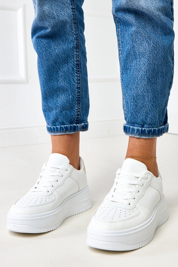 Tênis brancos com...