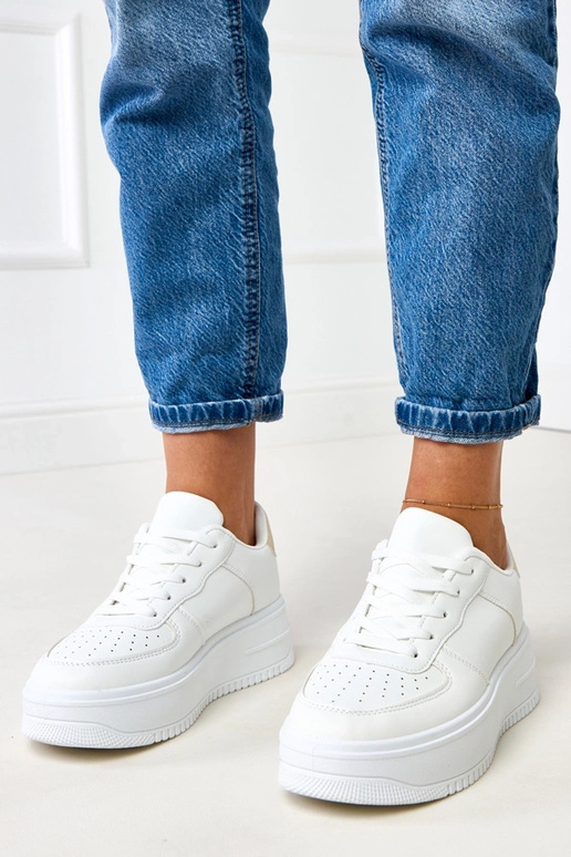 Tênis brancos com plataforma e...