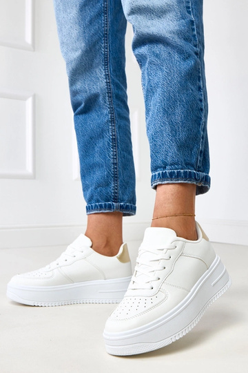 Tênis brancos com... 2