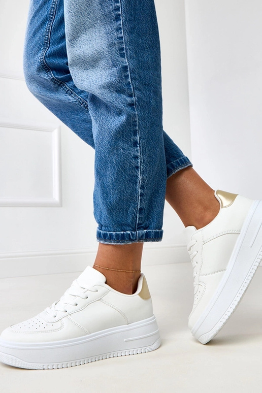 Tênis brancos com plataforma e...
