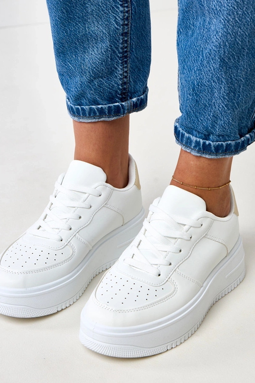 Tênis brancos com plataforma e...