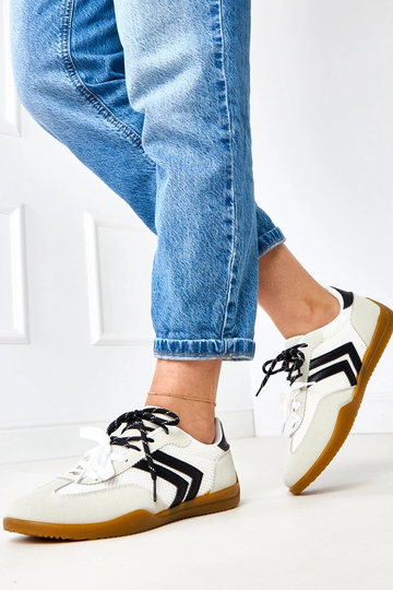 Tênis de praia brancos com... 2