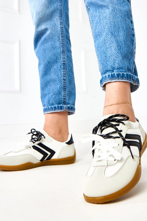 Tênis de praia brancos com detalhe...