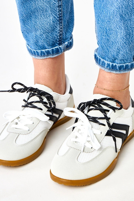 Tênis de praia brancos com detalhe...