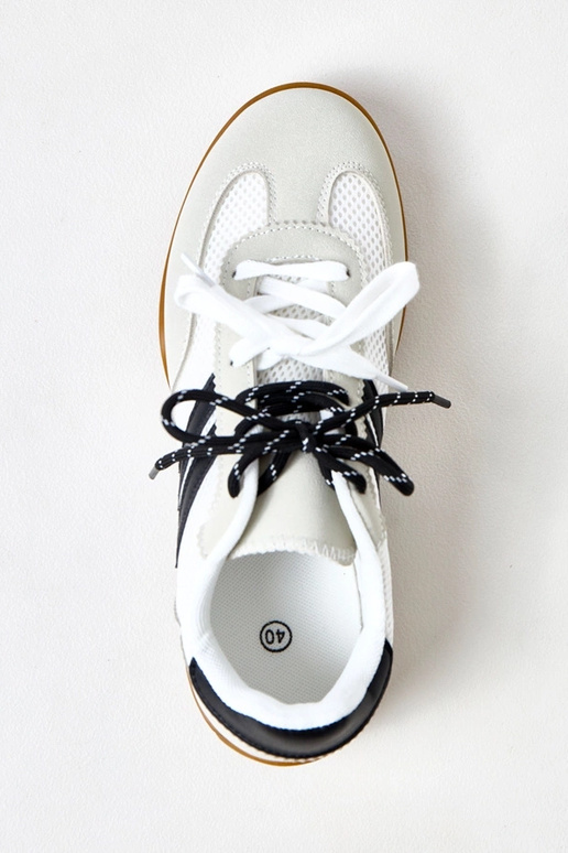 Tênis de praia brancos com detalhe...