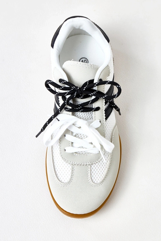 Tênis de praia brancos com detalhe...