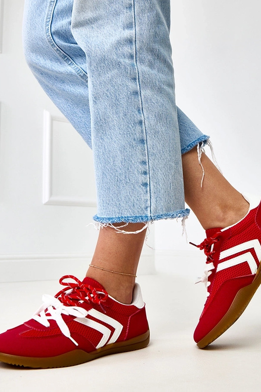 Tênis de praia vermelhos com detalhe...