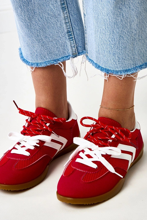 Tênis de praia vermelhos com detalhe...