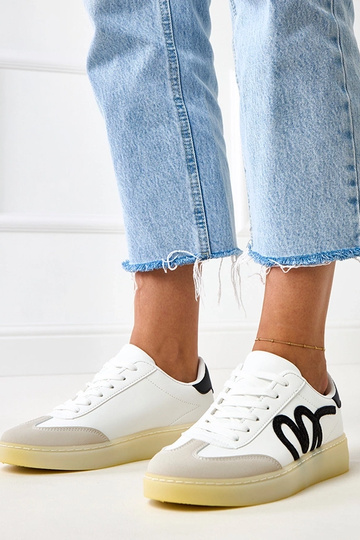 Tênis brancos com...