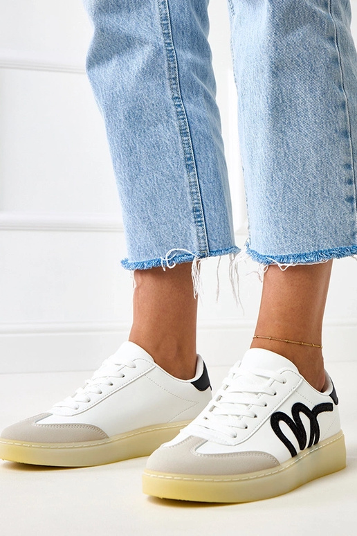 Tênis brancos com plataforma e motivo...