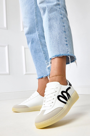 Tênis brancos com... 2