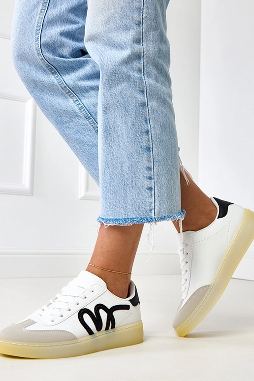 Tênis brancos com plataforma e motivo...