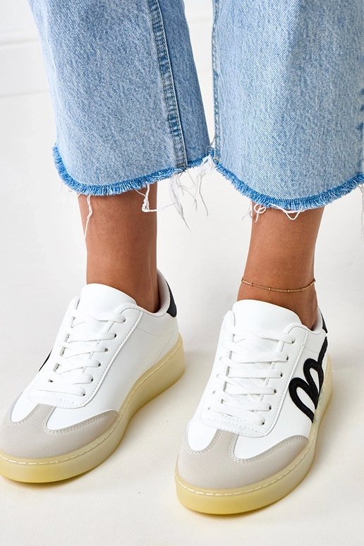 Tênis brancos com plataforma e motivo...