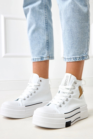 Tênis brancos de cano alto...