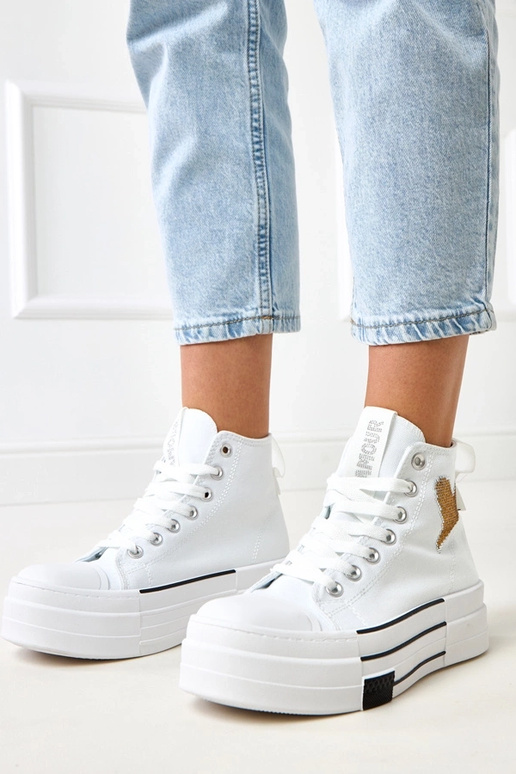 Tênis brancos de cano alto com... Tênis brancos de cano alto com...