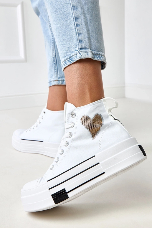 Tênis brancos de cano alto com... Tênis brancos de cano alto com...