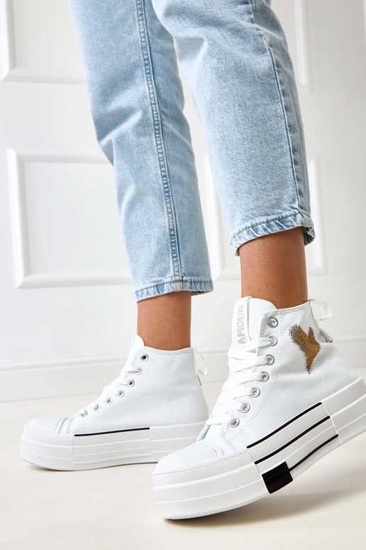 Tênis brancos de cano alto com... Tênis brancos de cano alto com...