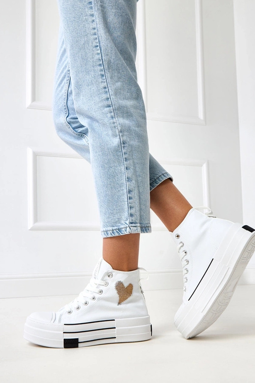 Tênis brancos de cano alto com... Tênis brancos de cano alto com...