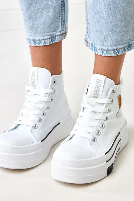 Tênis brancos de cano alto com... Tênis brancos de cano alto com...