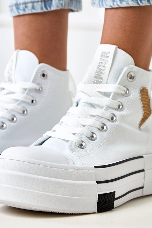 Tênis brancos de cano alto com... Tênis brancos de cano alto com...