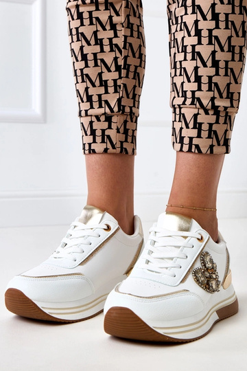 Tênis brancos com...