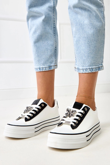 Tênis brancos com...