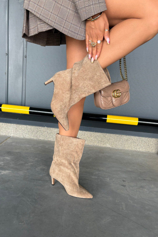 Um modelo atraente Botas femininas com salto fino bege Solvienne