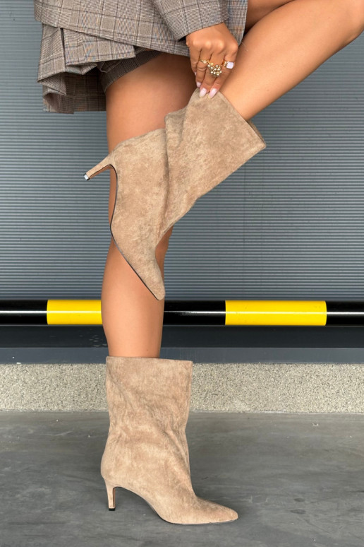 Um modelo atraente Botas femininas com salto fino bege Solvienne