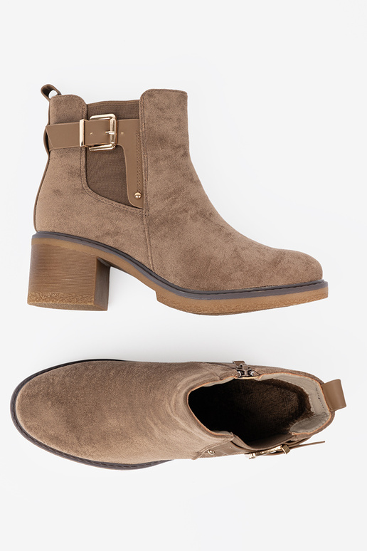 À moda sapato bege com salto confortável