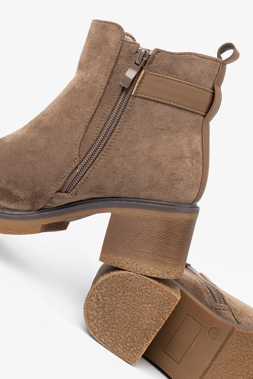 À moda sapato bege com salto confortável