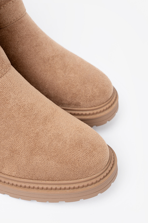 cor caramelo sapato z ozdobnymi douradomi klamrami