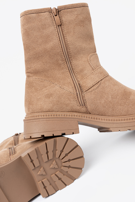 cor caramelo sapato z ozdobnymi douradomi klamrami