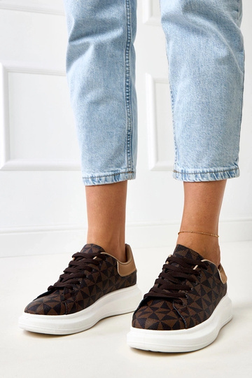 Tênis marrons com...