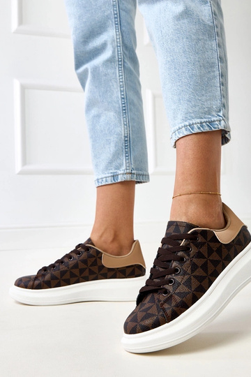 Tênis marrons com... 2